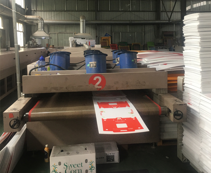 The white board has a high degree of color reproduction in printing