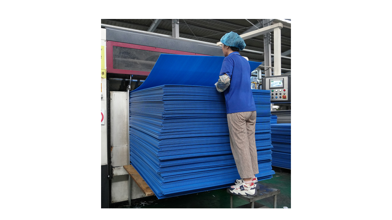 corrugated-plastic-cutting